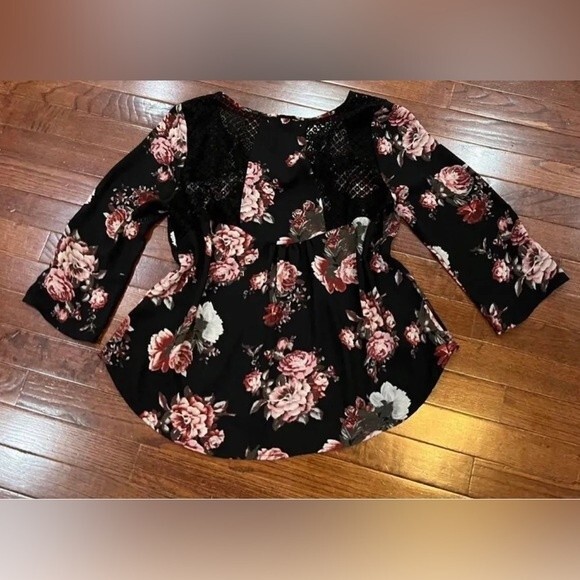 Black floral top with lace detail size medium - Picture 3 of 8